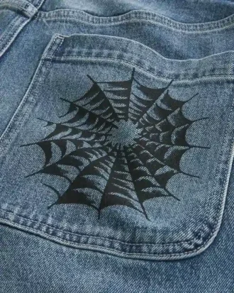Baggy-Jeans in mittlerer Waschung mit Doodle-Print