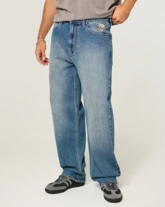 Baggy-Jeans mit Alien-Grafik in mittlerer Waschung