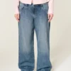 Baggy-Jeans mit niedriger Leibhöhe, dunkler Waschung und Blumenstickerei Baggy-Jeans mit niedriger Leibhöhe, dunkler Waschung und Blumenstickerei