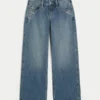 Baggy-Jeans mit niedriger Leibhöhe, dunkler Waschung und Blumenstickerei Baggy-Jeans mit niedriger Leibhöhe, dunkler Waschung und Blumenstickerei