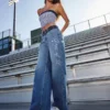 Baggy-Jeans mit niedriger Leibhöhe, dunkler Waschung und „Class of ’26”-Stickerei Baggy-Jeans mit niedriger Leibhöhe, dunkler Waschung und „Class of ’26”-Stickerei