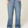 Baggy-Jeans mit niedriger Leibhöhe, dunkler Waschung und „Class of ’26”-Stickerei Baggy-Jeans mit niedriger Leibhöhe, dunkler Waschung und „Class of ’26”-Stickerei