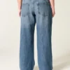 Baggy-Jeans mit niedriger Leibhöhe, dunkler Waschung und „Class of ’26”-Stickerei Baggy-Jeans mit niedriger Leibhöhe, dunkler Waschung und „Class of ’26”-Stickerei