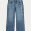 Baggy-Jeans mit niedriger Leibhöhe, dunkler Waschung und „Class of ’26”-Stickerei Baggy-Jeans mit niedriger Leibhöhe, dunkler Waschung und „Class of ’26”-Stickerei