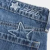 Baggy-Jeans mit niedriger Leibhöhe, dunkler Waschung und „Class of ’26”-Stickerei Baggy-Jeans mit niedriger Leibhöhe, dunkler Waschung und „Class of ’26”-Stickerei