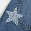Baggy-Jeans mit niedriger Leibhöhe, dunkler Waschung und „Class of ’26”-Stickerei Baggy-Jeans mit niedriger Leibhöhe, dunkler Waschung und „Class of ’26”-Stickerei