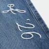 Baggy-Jeans mit niedriger Leibhöhe, dunkler Waschung und „Class of ’26”-Stickerei Baggy-Jeans mit niedriger Leibhöhe, dunkler Waschung und „Class of ’26”-Stickerei