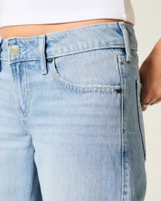 Baggy-Jeans mit niedriger Leibhöhe, heller Waschung und Nietenverzierungen