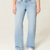 Baggy-Jeans mit niedriger Leibhöhe, heller Waschung und Nietenverzierungen Baggy-Jeans mit niedriger Leibhöhe, heller Waschung und Nietenverzierungen