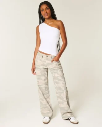 Baggy-Jeans mit niedriger Leibhöhe im Y2K-Camouflage-Look