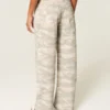 Baggy-Jeans mit niedriger Leibhöhe im Y2K-Camouflage-Look Baggy-Jeans mit niedriger Leibhöhe im Y2K-Camouflage-Look