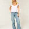 Baggy-Jeans mit niedriger Leibhöhe, mittlerer Waschung und Schmetterlingsmotiv Baggy-Jeans mit niedriger Leibhöhe, mittlerer Waschung und Schmetterlingsmotiv