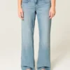 Baggy-Jeans mit niedriger Leibhöhe, mittlerer Waschung und Schmetterlingsmotiv Baggy-Jeans mit niedriger Leibhöhe, mittlerer Waschung und Schmetterlingsmotiv