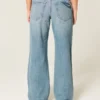 Baggy-Jeans mit niedriger Leibhöhe, mittlerer Waschung und Schmetterlingsmotiv Baggy-Jeans mit niedriger Leibhöhe, mittlerer Waschung und Schmetterlingsmotiv