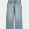 Baggy-Jeans mit niedriger Leibhöhe, mittlerer Waschung und Schmetterlingsmotiv Baggy-Jeans mit niedriger Leibhöhe, mittlerer Waschung und Schmetterlingsmotiv