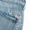 Baggy-Jeans mit niedriger Leibhöhe, mittlerer Waschung und Schmetterlingsmotiv Baggy-Jeans mit niedriger Leibhöhe, mittlerer Waschung und Schmetterlingsmotiv