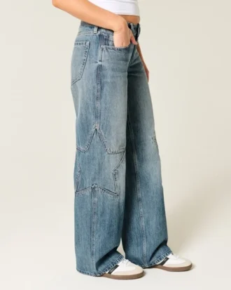 Baggy-Jeans mit niedriger Leibhöhe, mittlerer Waschung und Stern-Grafik