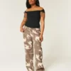 Baggy-Jeans mit niedriger Leibhöhe und Kuhmuster Baggy-Jeans mit niedriger Leibhöhe und Kuhmuster