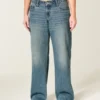 Baggy-Jeans mit niedriger Leibhöhe und mittlerer Waschung Baggy-Jeans mit niedriger Leibhöhe und mittlerer Waschung