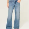 Baggy-Jeans mit niedriger Leibhöhe und mittlerer Waschung Baggy-Jeans mit niedriger Leibhöhe und mittlerer Waschung