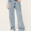 Baggy-Jeans mit niedriger Leibhöhe und mittlerer Waschung Baggy-Jeans mit niedriger Leibhöhe und mittlerer Waschung