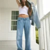 Baggy-Jeans mit niedriger Leibhöhe und mittlerer Waschung Baggy-Jeans mit niedriger Leibhöhe und mittlerer Waschung