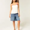 Baggy-Jeansshorts mit niedriger Leibhöhe, dunkler Waschung und amerikanischer Flagge Baggy-Jeansshorts mit niedriger Leibhöhe, dunkler Waschung und amerikanischer Flagge