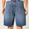 Baggy-Jeansshorts mit niedriger Leibhöhe, dunkler Waschung und amerikanischer Flagge Baggy-Jeansshorts mit niedriger Leibhöhe, dunkler Waschung und amerikanischer Flagge
