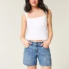 Baggy-Jeansshorts mit niedriger Leibhöhe und Schleifenmuster Baggy-Jeansshorts mit niedriger Leibhöhe und Schleifenmuster