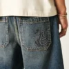 Baggy-Jeansshorts mit Schlangengrafik