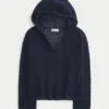 Beachy-Pullover mit Kapuze und V-Ausschnitt im Häkelstil Beachy-Pullover mit Kapuze und V-Ausschnitt im Häkelstil