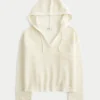 Beachy-Pullover mit Kapuze und V-Ausschnitt im Häkelstil Beachy-Pullover mit Kapuze und V-Ausschnitt im Häkelstil