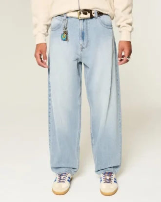 Bestickte, hellblaue Skater-Baggy-Jeans