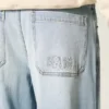 Bestickte, hellblaue Skater-Baggy-Jeans Bestickte, hellblaue Skater-Baggy-Jeans