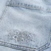 Bestickte, hellblaue Skater-Baggy-Jeans Bestickte, hellblaue Skater-Baggy-Jeans