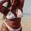 Bikini-Höschen im Cheeky-Stil mit hohem Beinausschnitt und Häkeloptik