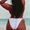 Bikini-Höschen im Cheeky-Stil mit hohem Beinausschnitt und Häkeloptik