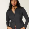 Bluse mit Spitzenbesatz und Knopfleiste