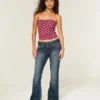 Bootcut-Jeans mit Gürtel und niedriger Leibhöhe in dunkler Waschung Bootcut-Jeans mit Gürtel und niedriger Leibhöhe in dunkler Waschung