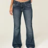 Bootcut-Jeans mit Gürtel und niedriger Leibhöhe in dunkler Waschung Bootcut-Jeans mit Gürtel und niedriger Leibhöhe in dunkler Waschung