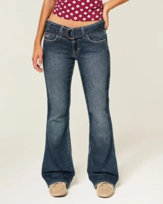 Bootcut-Jeans mit Gürtel und niedriger Leibhöhe in dunkler Waschung