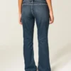 Bootcut-Jeans mit Gürtel und niedriger Leibhöhe in dunkler Waschung Bootcut-Jeans mit Gürtel und niedriger Leibhöhe in dunkler Waschung