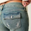 Bootcut-Jeans mit niedriger Leibhöhe, Butterfly-Stickerei und mittlerer Waschung Bootcut-Jeans mit niedriger Leibhöhe, Butterfly-Stickerei und mittlerer Waschung