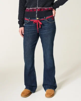 Bootcut-Jeans mit niedriger Leibhöhe, dunkler Waschung und roter Kordel im Bund