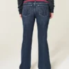 Bootcut-Jeans mit niedriger Leibhöhe, dunkler Waschung und roter Kordel im Bund