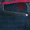Bootcut-Jeans mit niedriger Leibhöhe, dunkler Waschung und roter Kordel im Bund