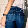 Bootcut-Jeans mit niedriger Leibhöhe und dunkler Waschung Bootcut-Jeans mit niedriger Leibhöhe und dunkler Waschung