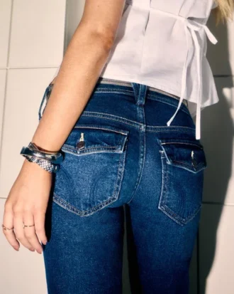 Bootcut-Jeans mit niedriger Leibhöhe und dunkler Waschung