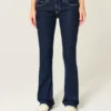 Bootcut-Jeans mit niedriger Leibhöhe und dunkler Waschung Bootcut-Jeans mit niedriger Leibhöhe und dunkler Waschung