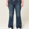 Bootcut-Jeans mit niedriger Leibhöhe und dunkler Waschung Bootcut-Jeans mit niedriger Leibhöhe und dunkler Waschung